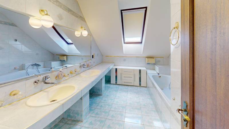 2-generacny-dom-na-predaj-v-oblubenej-lokalite-Malaciek-Podpivniceny-s-garazou-bazenom-a-zahradou-Bathroom 1.jpg