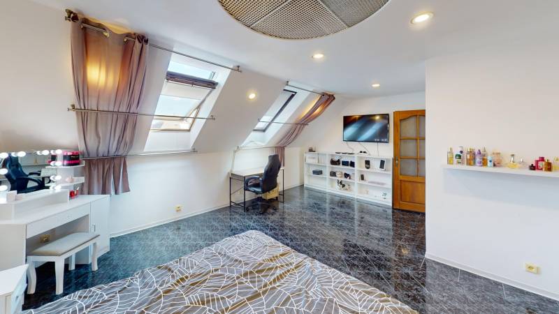2-generacny-dom-na-predaj-v-oblubenej-lokalite-Malaciek-Podpivniceny-s-garazou-bazenom-a-zahradou-Bedroom.jpg