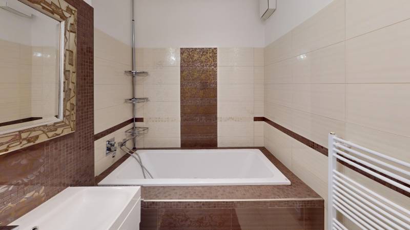 3-izbovy-byt-na-predaj-v-centre-Malaciek-s-2-balkonmi-a-vstavanym-satnikom-Bathroom.jpg