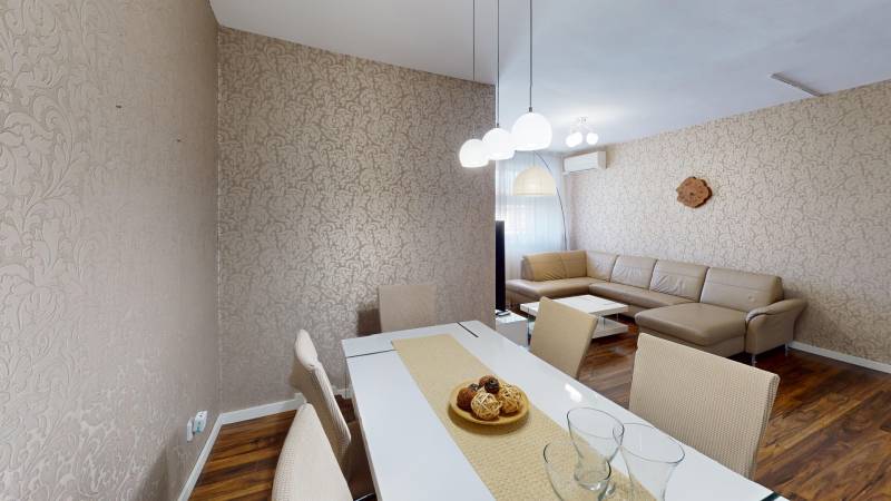 3-izbovy-byt-na-predaj-v-centre-Malaciek-s-2-balkonmi-a-vstavanym-satnikom-Dining-Room 1.jpg