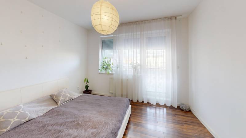 3-izbovy-byt-na-predaj-v-centre-Malaciek-s-2-balkonmi-a-vstavanym-satnikom-Bedroom 2.jpg